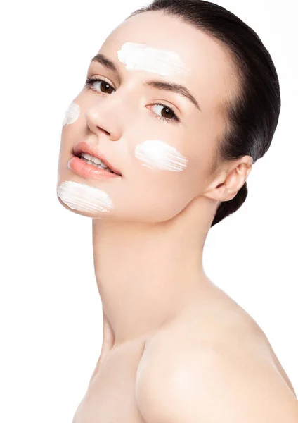 Menina mulher beleza com creme facial maquiagem natural — Fotografia de Stock