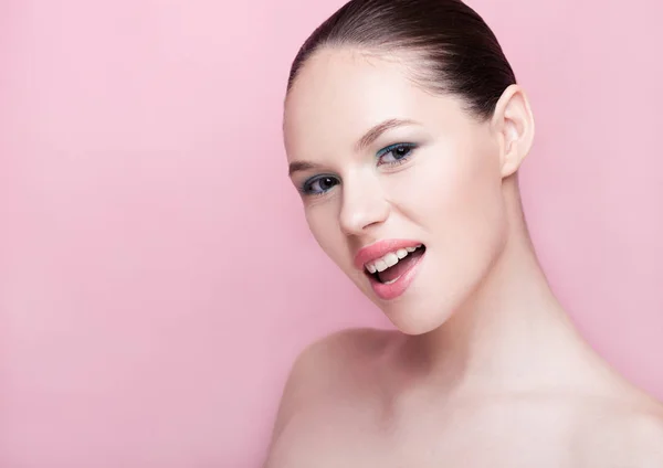 Ομορφιά κορίτσι φυσικό μακιγιάζ σπα περιποίηση του δέρματος σε ροζ — Φωτογραφία Αρχείου