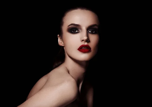 Ομορφιά smokey μάτια κόκκινα χείλη μακιγιάζ μόδας μοντέλο — Φωτογραφία Αρχείου