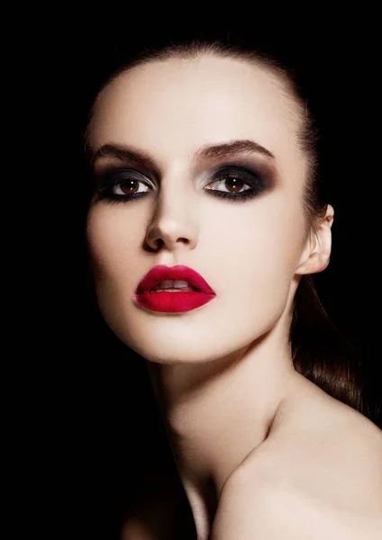 Belleza ahumado ojos labios rojos maquillaje modelo de moda — Foto de Stock