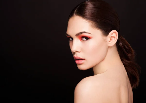 Μοντέλο μόδας μακιγιάζ ομορφιάς κόκκινα μάτια και χείλη — Φωτογραφία Αρχείου