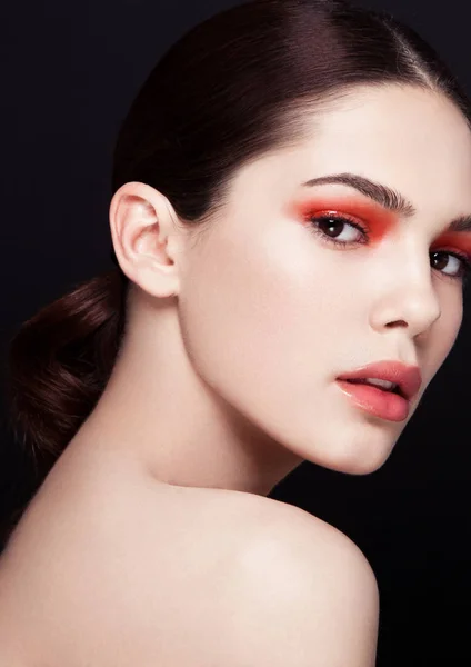 Belleza ojos rojos y labios maquillaje modelo de moda — Foto de Stock
