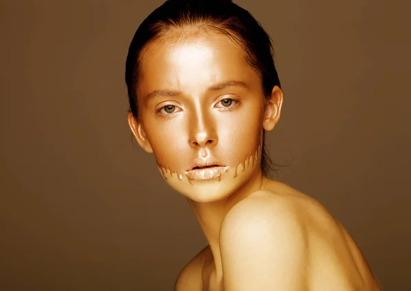 Retrato de belleza con maquillaje de base sobre la cara —  Fotos de Stock