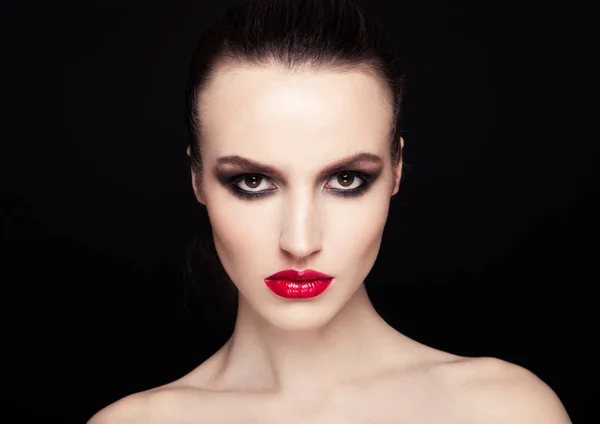 Piękno smokey oczy czerwone usta makijaż moda model — Zdjęcie stockowe