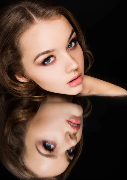 Maquillage beauté mannequin sur miroir réflexion — Photo