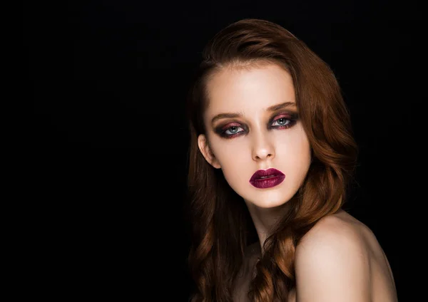 Schoonheid portret rode ogen en lippen make-up model — Stockfoto