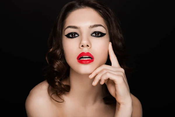 Schoonheid zwarte strepen ogen en rode lippen make-up — Stockfoto