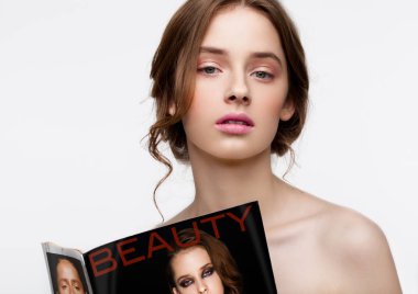 Güzel genç kız moda dergisi holding