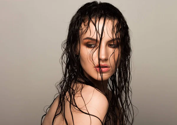 Beauty fashion model girl natural makeup wet hair — Stock Photo, Image