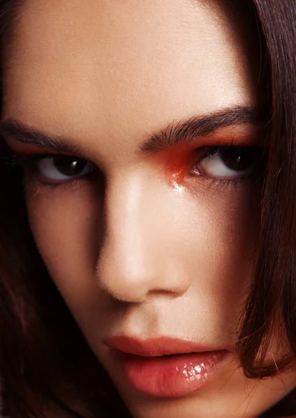 Beleza olhos vermelhos e lábios maquiagem modelo de moda — Fotografia de Stock