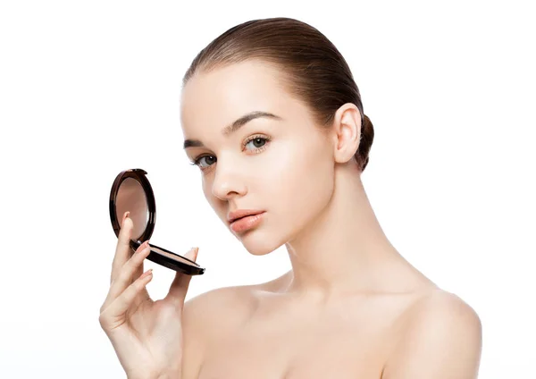 Modelo de maquiagem de beleza segurando fundação em pó — Fotografia de Stock