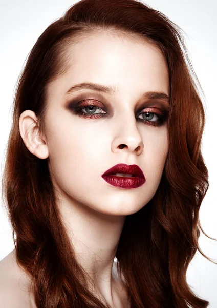 Belleza modelo de moda cabello jengibre y maquillaje rojo —  Fotos de Stock