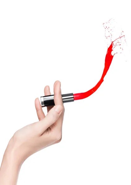 Brazo sosteniendo lápiz labial rojo con salpicadura creativa —  Fotos de Stock