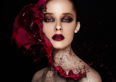 Kırmızı boya sıçrama güzellik makyaj modeli kız yüzünden