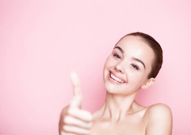 Beautyl kız doğal makyaj spa Cilt Bakımı pembe üzerinde