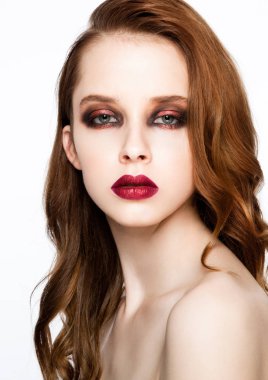 Güzellik moda modeli zencefil saç ve kırmızı makyaj