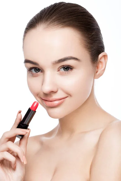 Menina modelo bonita segurando maquiagem tubo de batom — Fotografia de Stock