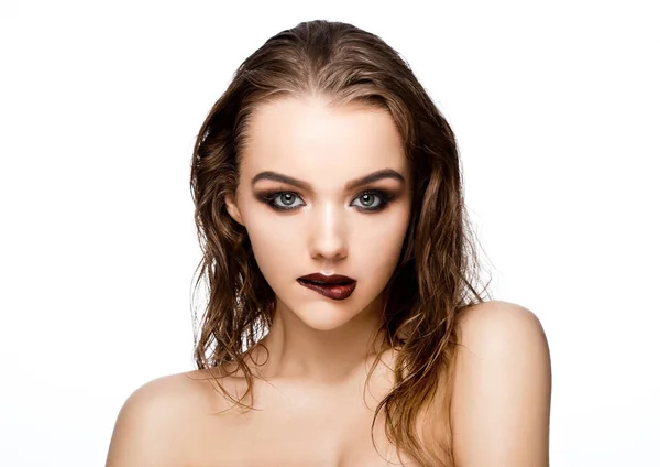 Beauté smokey yeux rouges lèvres maquillage mouillé modèle de cheveux — Photo