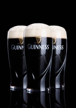 Londra, İngiltere - 26 Şubat 2017: Guinness gözlük özgün bira siyah arka plan üzerine. Guinness bira Dublin, İrlanda 1759 yılından bu yana üretilen.