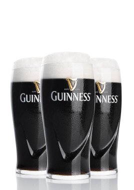 Londra, İngiltere - 26 Şubat 2017: Guinness gözlük özgün bira beyaz arka plan üzerinde. Guinness bira Dublin, İrlanda 1759 yılından bu yana üretilen.