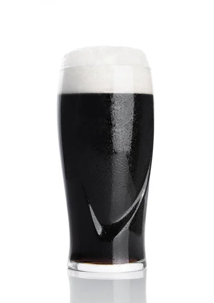 Copo de cerveja escura forte com espuma e orvalho — Fotografia de Stock