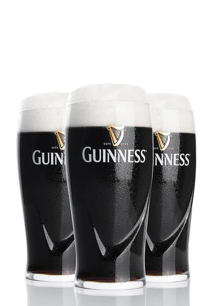 Лондон, Великобританія - 26 лютого 2017: Окуляри з оригінальним пива Guinness на білому тлі. Гіннеса пиво виробляється з 1759 в Дубліні, Ірландія. — стокове фото