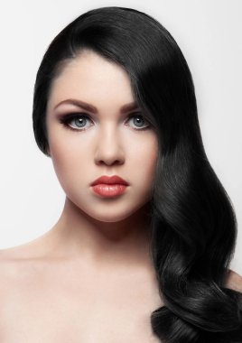 Uzun saç ve kırmızı dudaklar güzellik esmer modeli