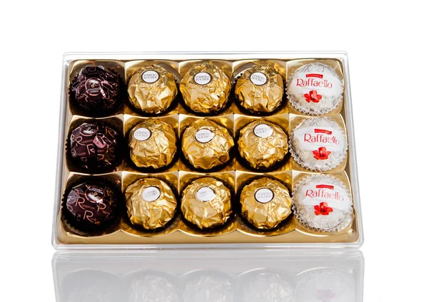 LONDON, Inggris - FEBRUARY 28, Ferrero Collection Rocher premium chocolate sweets plastic box . — Stok Foto