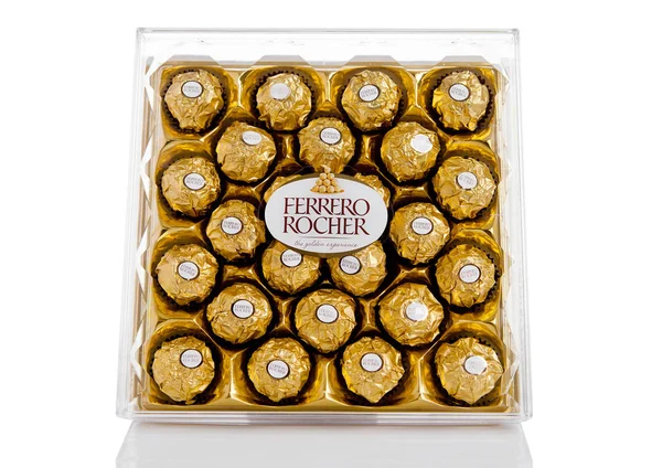 LONDON, Inggris - FEBRUARY 28, Ferrero Rocher kotak plastik permen cokelat premium — Stok Foto