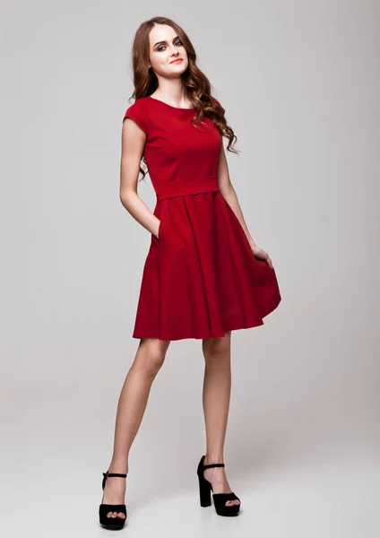 穿红衣服的年轻美丽时装模特 — 图库照片