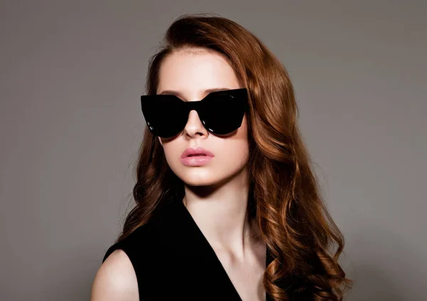 Jonge mooie fashion model draagt zwarte jurk — Stockfoto