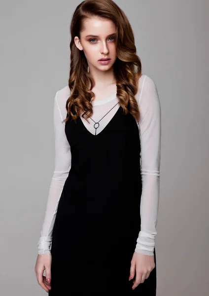 Jonge mooie fashion model draagt zwarte jurk — Stockfoto