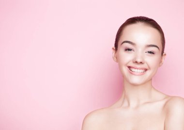 Beautyl kız doğal makyaj spa Cilt Bakımı pembe üzerinde