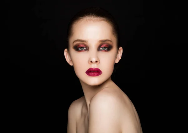 Piękno portret czerwone oczy i usta tworzą model — Zdjęcie stockowe
