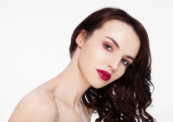 Beauty rode lippen make-up mode model krullend haar — Stockfoto