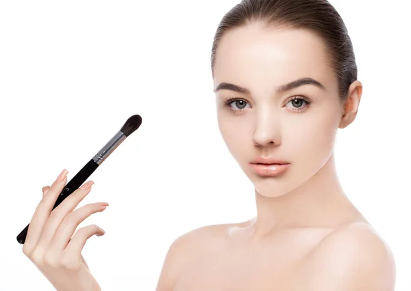 Schönes Mädchen hält Make-up-Pinsel für Stiftung — Stockfoto