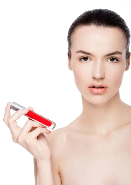 Menina bonita segurando líquido tubo de batom vermelho — Fotografia de Stock