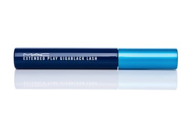 Londra, İngiltere - 15 Şubat 2017: Mac genişletilmiş oynamak Gigablack Lash maskara kapsayıcı beyaz. Mac kozmetik 1984 yılında Toronto, Ontario, Kanada'da kurulmuştur.