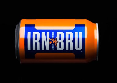 Londra, İngiltere - 15 Şubat 2017: Olabilir, Irn-Bru limonata soda içecek siyah. Barr, İskoçya, Birleşik Krallık tarafından üretilen