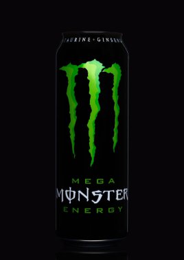 Londra, İngiltere - 15 Şubat 2017: Bir kutu Monster Energy Drink siyah. 2002 yılında tanıtılan canavar şimdi 30'dan fazla farklı içecekler yüksek kafein içeriği vardır.