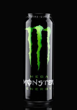 Londra, İngiltere - 15 Şubat 2017: Bir kutu Monster Energy Drink siyah. 2002 yılında tanıtılan canavar şimdi 30'dan fazla farklı içecekler yüksek kafein içeriği vardır.