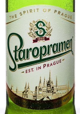 Londra, İngiltere - 15 Şubat 2017: Yakın logo kadar Staropramen premium bira şişe beyaz arka plan üzerinde. Staropramen bira 1869 yılında Praque kuruldu.