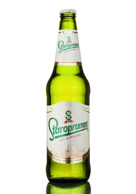 Londra, İngiltere - 15 Şubat 2017: Şişe Staropramen premium bira beyaz arka plan üzerinde. Staropramen bira 1869 yılında Praque kuruldu.