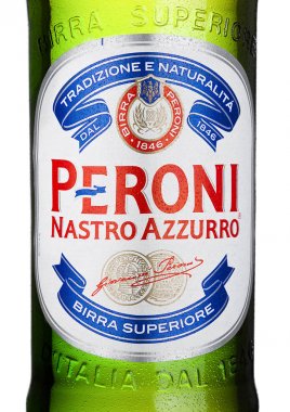 Londra, İngiltere - 15 Şubat 2017: Soğuk şişeyi yakın logosu Peroni bira. N Vigevano kasaba İtalya 1846 yılında kurulan.