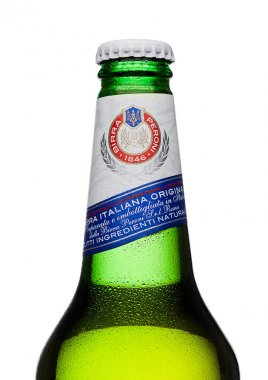 Londra, İngiltere - 15 Şubat 2017: Soğuk şişe Peroni bira. N Vigevano kasaba İtalya 1846 yılında kurulan.