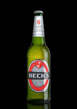 Londra, İngiltere - 15 Şubat 2017: Siyah arka plan üzerine Becks şişe bira. Becks bira 1873 yılında Almanya'nın Bremen kentinde kuruldu..