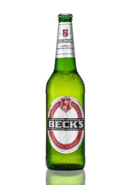 Londra, İngiltere - 15 Şubat 2017: Beyaz arka plan Becks şişe bira. Becks bira 1873 yılında Almanya'nın Bremen kentinde kuruldu..