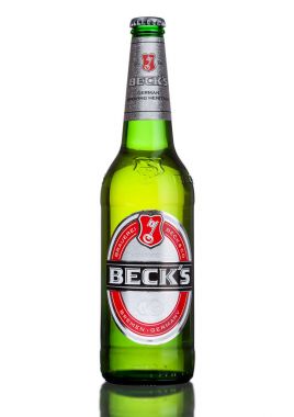Londra, İngiltere - 15 Şubat 2017: Beyaz arka plan Becks şişe bira. Becks bira 1873 yılında Almanya'nın Bremen kentinde kuruldu..