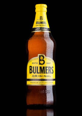 Londra, İngiltere - 15 Şubat 2017: Şişe, Bulmers orijinal elma şarabı siyah bir arka plan. İngiltere'de önde gelen İngiliz şarabı markalarından biri
