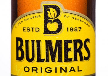 London, İngiltere - 15 Şubat 2017: Beyaz bir arka plan üzerinde logo Bulmers orijinal elma şarabı, şişe yakın. İngiltere'de önde gelen İngiliz şarabı markalarından biri